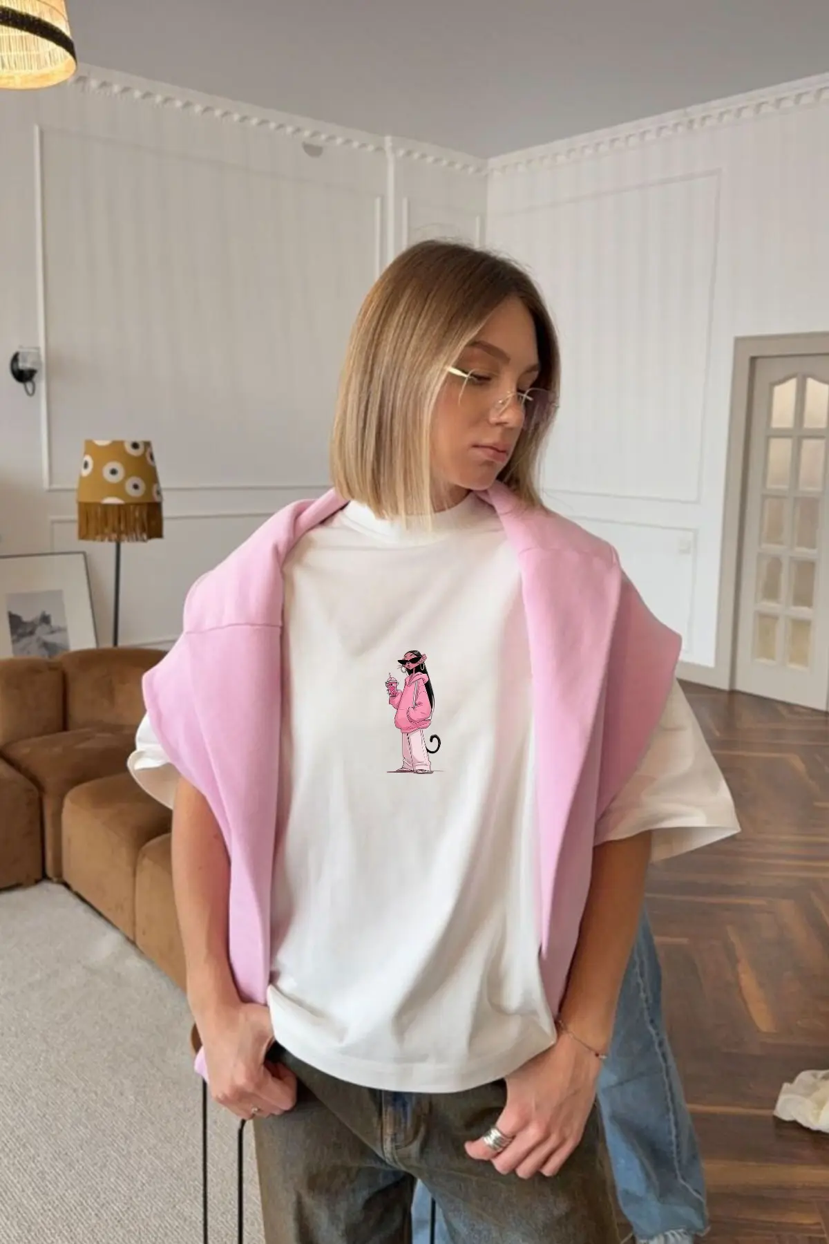 Kadın Oversize Tişört Pink Kitty Club Baskılı Beyaz – Bisiklet Yaka, Rahat Kalıp, %100 Pamuk
