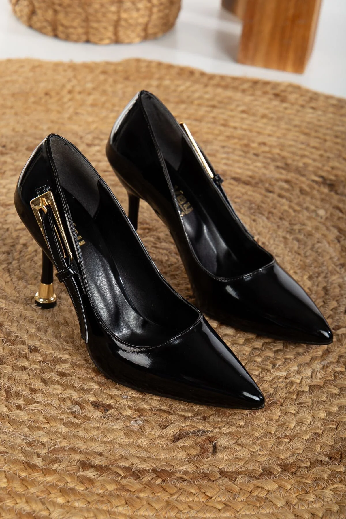 Yandan Gold Tokalı Siyah Rugan Arkası Kapalı Şık Kadın Stiletto